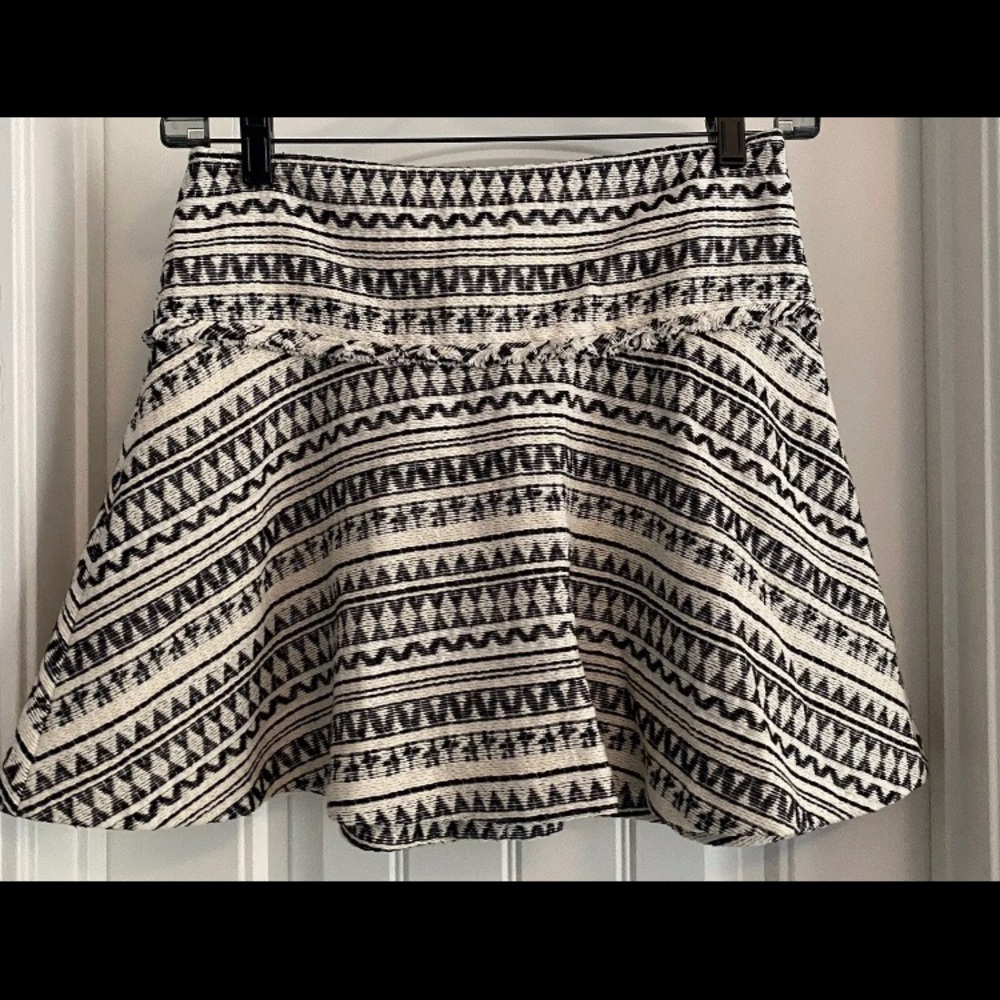 BANANA REPUBLIC Sz 4 a-Line skirt
Exposed Zipper